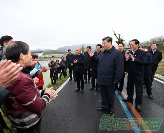 2020年3月30日，中共中央總書記、國家主席、中央軍委主席習近平在浙江省安吉縣天荒坪鎮(zhèn)余村考察，同村民們親切交談，了解該村多年來踐行“綠水青山就是金山銀山”理念、推動綠色發(fā)展發(fā)生的巨大變化。新華社記者申宏攝