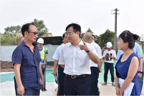 鐘書記走訪國際醫(yī)學(xué)項目現(xiàn)場，冒酷暑、送服務(wù)、解難題