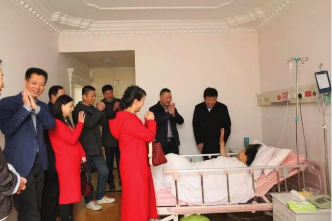 大年初一！公司領(lǐng)導(dǎo)為堅守崗位的員工拜年！