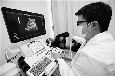 三秦都市報報道—西安國際醫(yī)學(xué)中心醫(yī)院一天為500人完成免費(fèi)腫瘤篩查