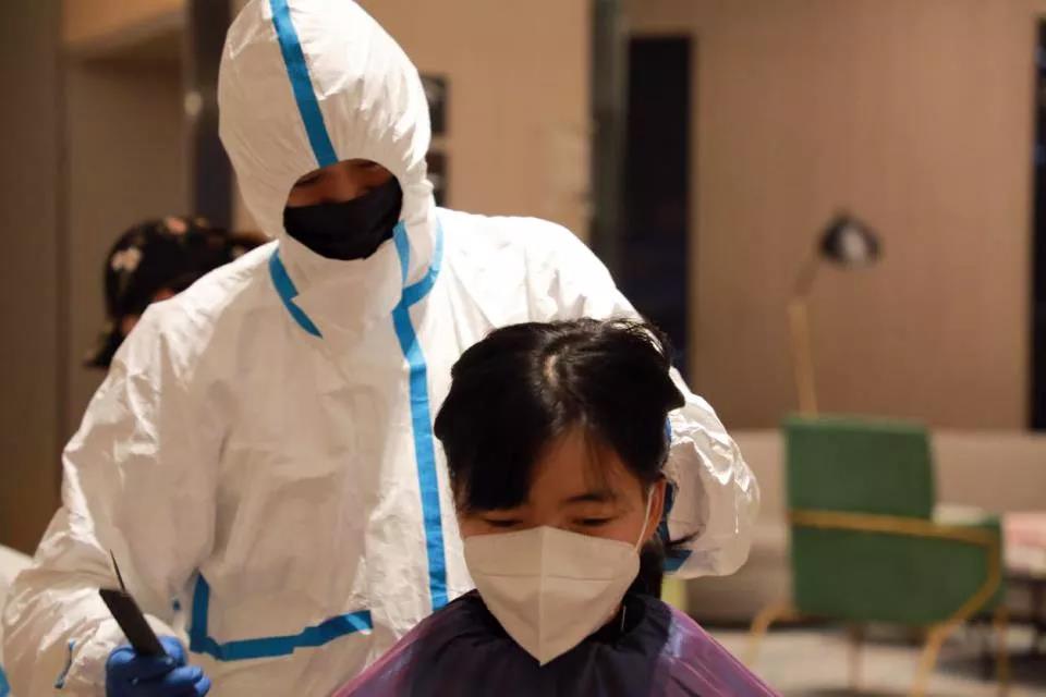 100多位赴武漢醫(yī)療隊女隊員“削”掉秀發(fā) ——武漢市委秘書長說，疫情過去一定為你們請功！