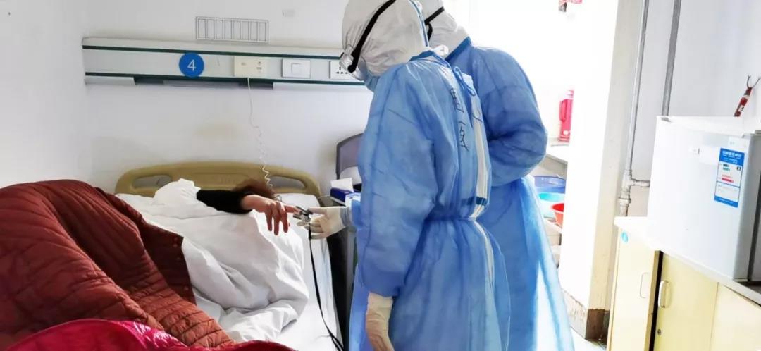 贊！醫(yī)護(hù)人員用方言為患者加油打氣