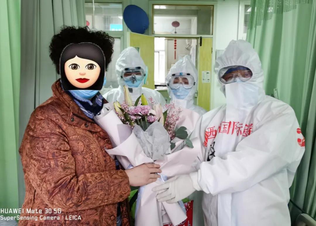 病房里的生日——西安國際醫(yī)學(xué)中心醫(yī)院赴湖北醫(yī)療隊為9位患者慶生