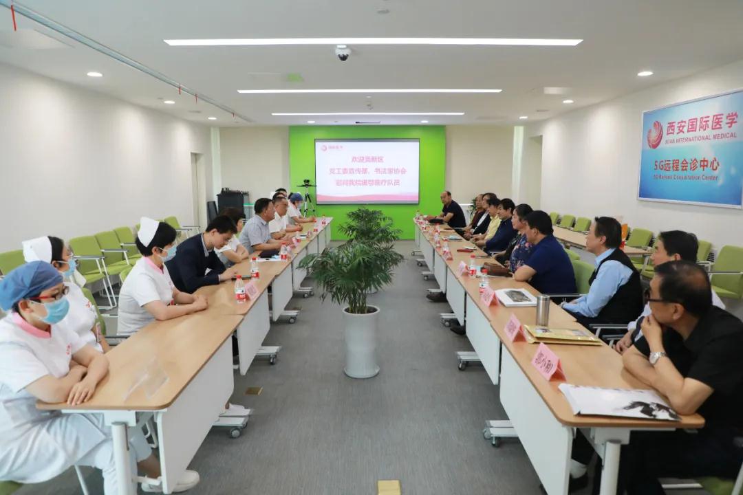 書(shū)法送祝福 筆墨贊英雄——西安高新區(qū)黨工委宣傳部、書(shū)法家協(xié)會(huì)一行致敬最美逆行者