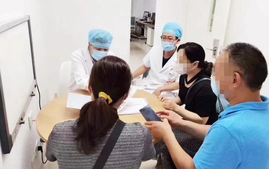 險(xiǎn)！桃核卡在氣道上  這個(gè)急救方法你得掌握