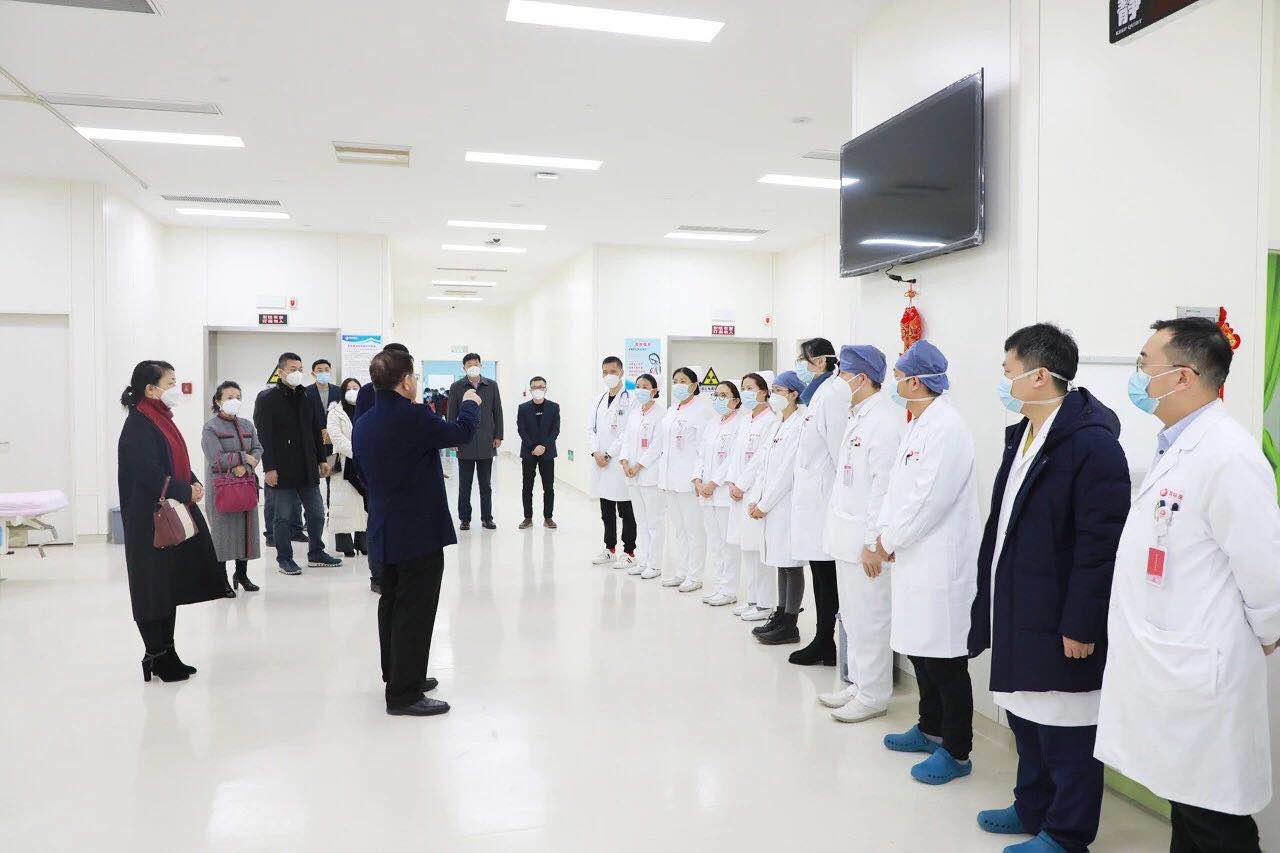 國(guó)際醫(yī)學(xué)領(lǐng)導(dǎo)慰問(wèn)一線(xiàn)工作者