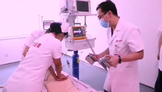 快來(lái)人！邁克需要搶救！