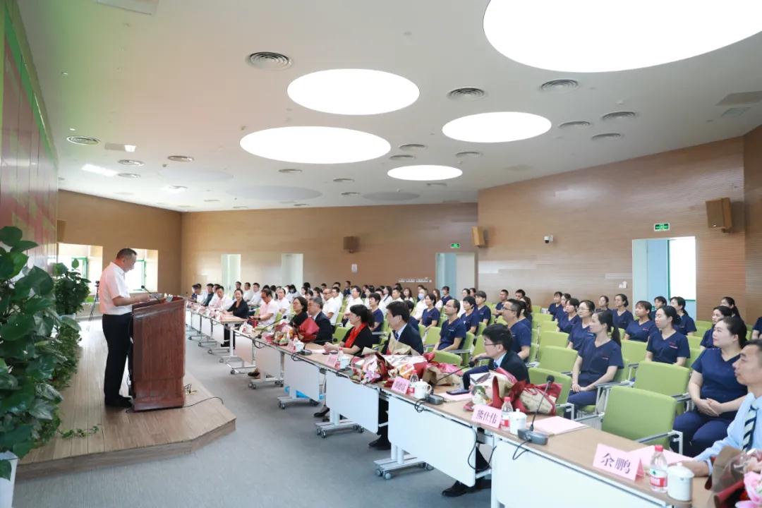 陽光網(wǎng)—昔日并肩戰(zhàn) ，今日敘佳緣 隨州市中心醫(yī)院到國(guó)際醫(yī)學(xué)中心醫(yī)院參觀交流