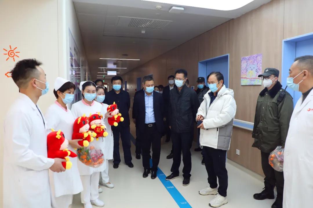 真溫暖！這家醫(yī)院除夕送餃子送祝?！瓏?guó)際醫(yī)學(xué)集團(tuán)及醫(yī)院領(lǐng)導(dǎo)一行慰問(wèn)堅(jiān)守“醫(yī)”線醫(yī)護(hù)人員及住院患者