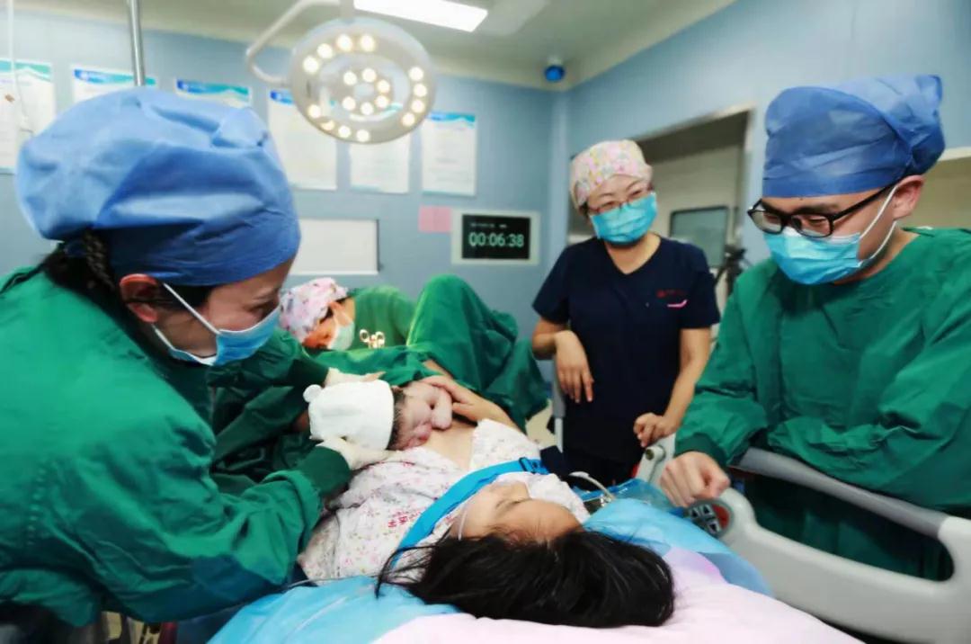 陽光網—迎新春，西安國際醫(yī)學中心醫(yī)院第一個“金牛寶寶”來啦！