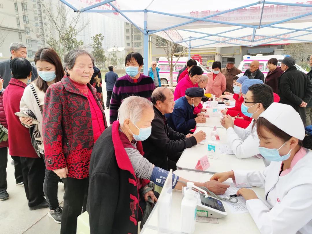 弘揚(yáng)雷鋒精神 愛(ài)心義診暖人心