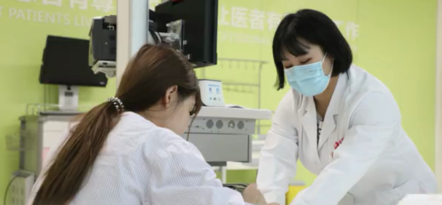 出院手續(xù)床前辦理，“移動(dòng)結(jié)算車”便民又惠民！