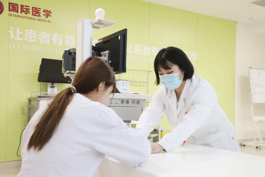 出院手續(xù)床前辦理，「移動(dòng)結(jié)算車」便民又惠民！