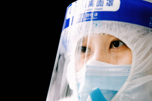 你穿防護(hù)服的樣子，真好看！