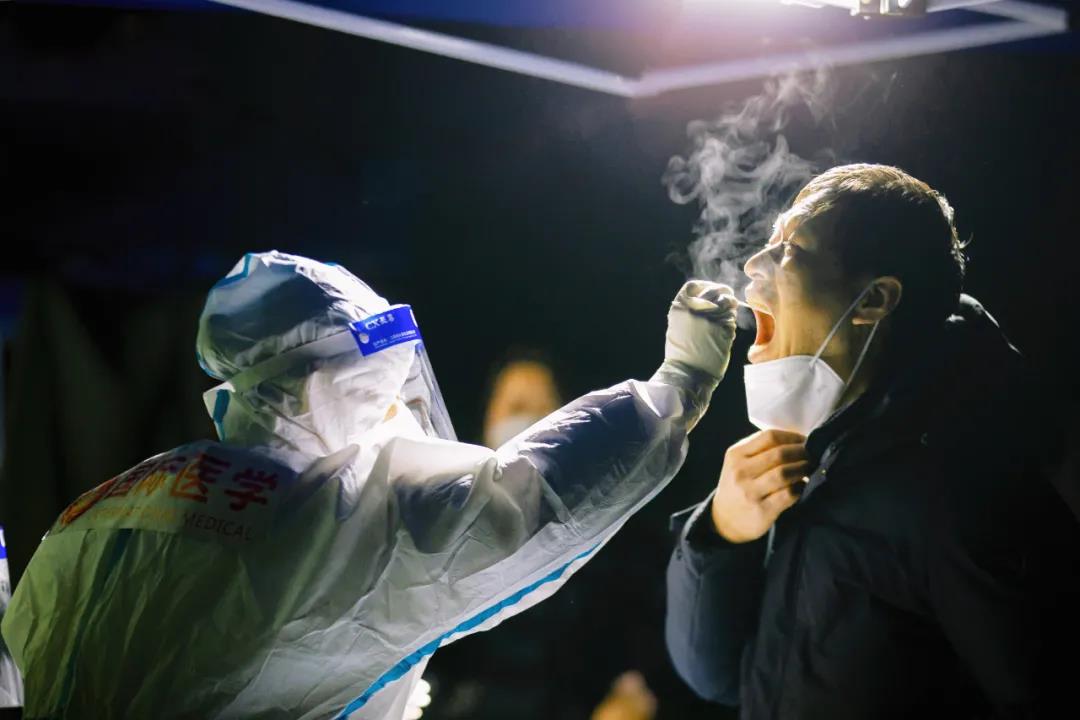 270 萬+！凍紅的手、蹲下的背影，看哭了......