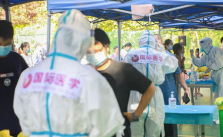 泡白的雙手，濕透的衣服，高溫天氣下的這些“大白”讓人心疼