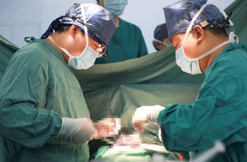 復(fù)診首日，市民排隊掃碼，有序就診……