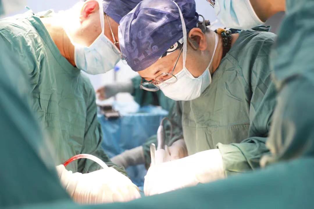 “小小”痔瘡?fù)蝗话l(fā)難，壯年小伙兒直呼救命！