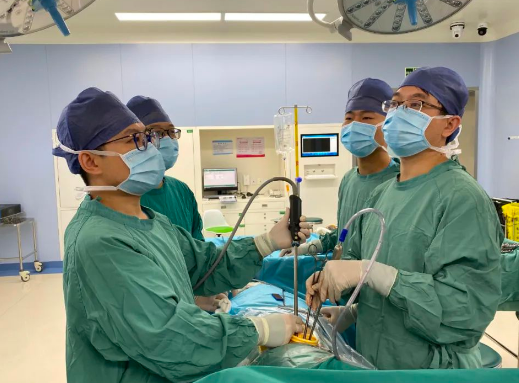 持續(xù)胸悶氣短......檢查后，醫(yī)生為他抽出2300毫升肺部積血