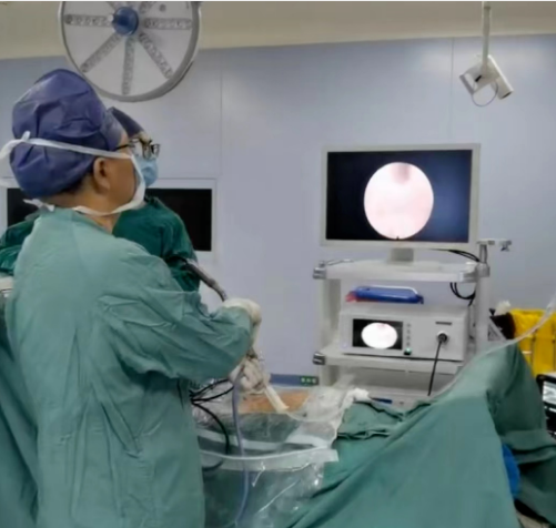 胸椎管狹窄，他把手術傷口由10公分縮小至7毫米