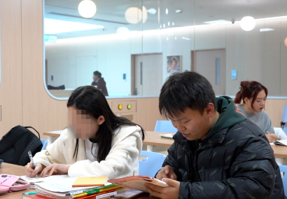 治療、學(xué)習(xí)兩不誤！病房里開啟了“小課堂”