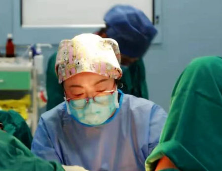 甘肅孕婦星夜兼程400公里，醫(yī)生連夜“環(huán)扎”保胎兒