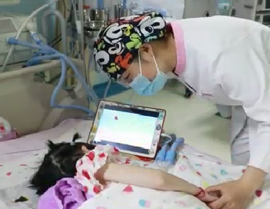 六一兒童節(jié)，ICU內(nèi)醫(yī)護(hù)為小患者扎辮子