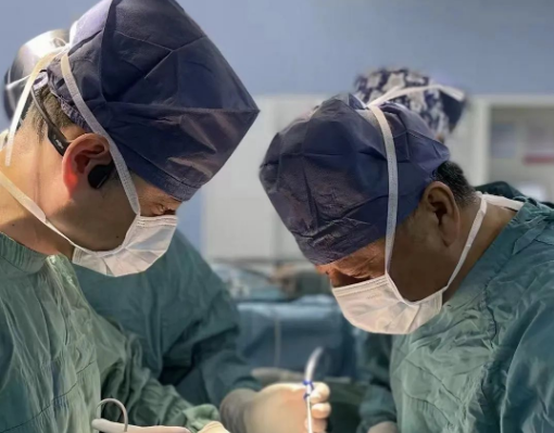 這臺手術(shù)，只有他......