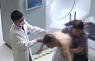 驚險(xiǎn)！患者險(xiǎn)些跌倒，醫(yī)生跳過(guò)治療床扶患者