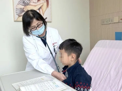 支原體肺炎來了！住院扎堆，學(xué)習(xí)桌搬到病房，孩子邊寫作業(yè)邊打點(diǎn)滴