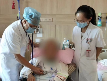 多次渡過(guò)險(xiǎn)關(guān)，身患重疾的92歲老人在醫(yī)院度過(guò)了四個(gè)不平凡的生日