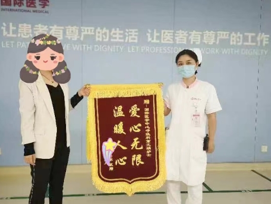 點贊正能量！95后護士救下走失老人 暖心一扶顯大愛