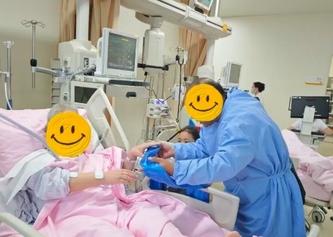 重癥病房里的“爺孫情”：沒(méi)有血緣，卻有生命之交