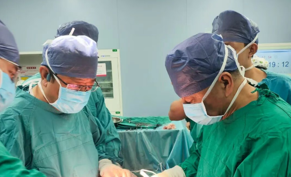 15cm巨瘤纏死主動脈，醫(yī)生11小時(shí)“換血”拆彈：這是在豆腐上繡花