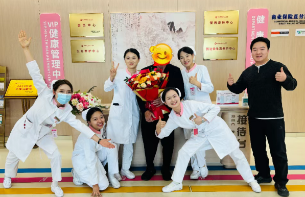 “我愿意幫你們宣傳”——出院前，外國友人主動要求合影、送錦旗