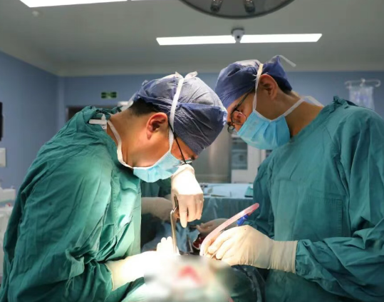 腰痛腿麻，是癌轉移？專家一查：竟是比轉移更罕見的“元兇”