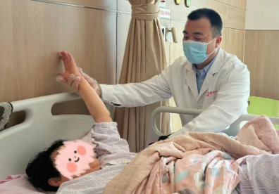 梳頭、端碗、洗澡都難！但幾分鐘后，她和300多同命人一樣…