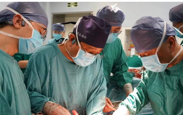 16歲女孩體內(nèi)藏“冬瓜大”腫瘤 全身浮腫無(wú)法平躺：醫(yī)生竭盡全力，換她一線(xiàn)生機(jī)